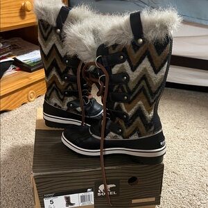 Sorel Chevron Patterned Fur-Lined Boots